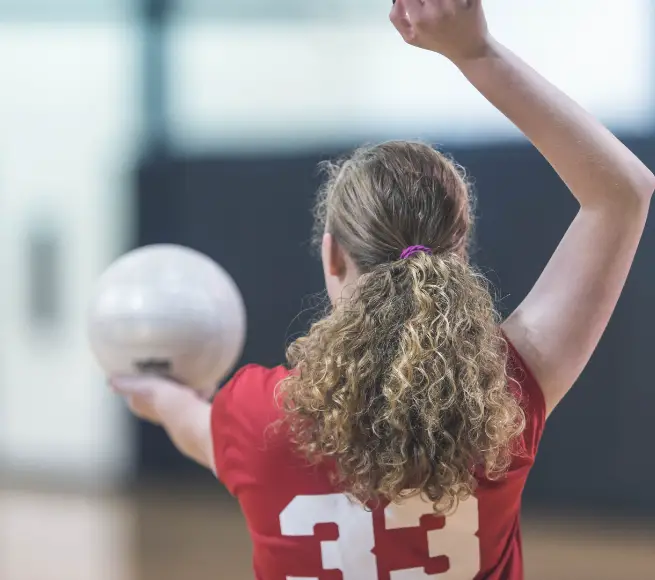 Comment servir au volleyball en frappant par-dessus
